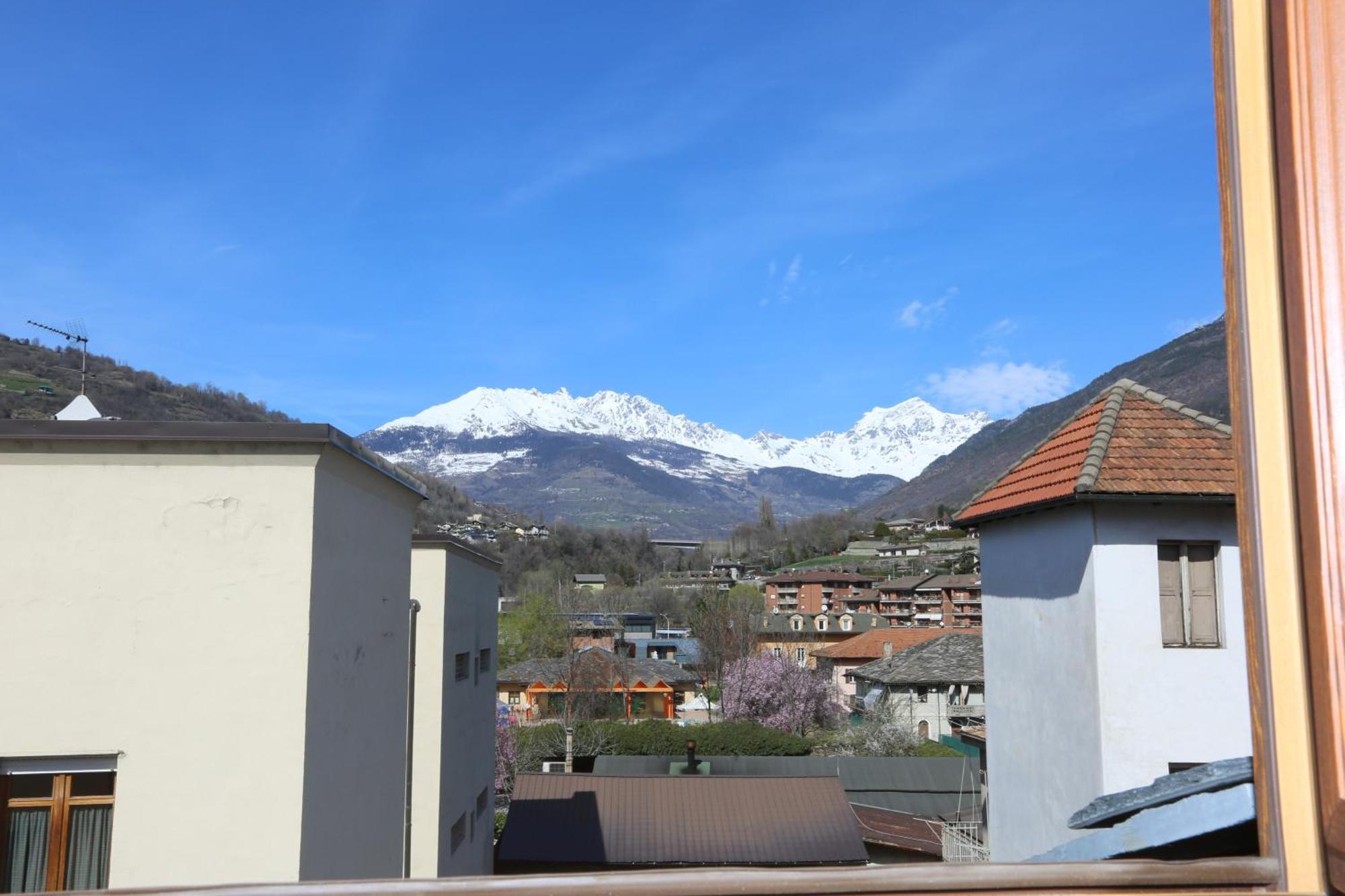 L'Abri En Ville - Parcheggio Privato A 100 Mt Ed Accesso Con Auto Nell'Area Pedonale Aosta Eksteriør billede
